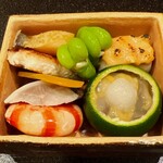味享 - 撮影のため、ラッコが180度回転させてしまいました。正しくは奥に車海老と酢橘釜が並びます