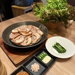 ユッケ 焼肉 生サムギョプサル 手打ち冷麺 ハヌリ - 