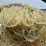 らーめん 鉢ノ葦葉 - 小麦の皮の粒が見え隠れする自家製麺らしさがとっても良い。食感、コシ、風味ともに抜群