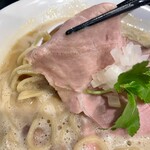 ラーメン ニューヨーク ニューヨーク - レアレア チャーシュー！  
            (。´･ω･)ん?薄いが歯ごたえがある