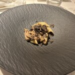 アンティカ オステリア デル ポンテ - イタリア産仔牛のタンとノルチャ産黒トリュフ、レンズ豆で和えたヴィチドミニ社の”メッツェ・ペンネ・ア・カンデラ”