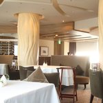 ピエール・ガニェール - テーブル間隔の広い店内です。