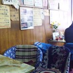 玉蘭 - テーブル席がふたつとカウンター席があります。