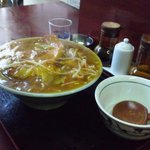 玉蘭 - 大盛り豚角煮あんかけ麺。ごらんの通りかなりのボリュームです。あんかけなので火傷しないように小さいどんぶりを付けてくれるところが店主の気が利くところ。