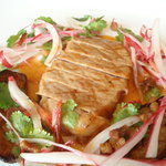 白金豚ロース肉のグリエ　茄子のポワレ　酸味の効いたチョリゾーとコリアンダー。