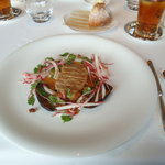 ピエール・ガニェール - 白金豚ロース肉のグリエ　茄子のポワレ　酸味の効いたチョリゾーとコリアンダー。