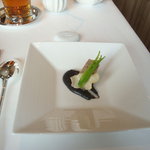 ピエール・ガニェール - イカスミのピューレ　ニンニクを効かせた豚足と豚舌。