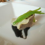 ピエール・ガニェール - イカスミのピューレ　ニンニクを効かせた豚足と豚舌。