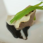 ピエール・ガニェール - イカスミのピューレ　ニンニクを効かせた豚足と豚舌。