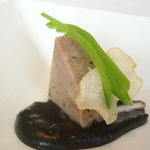 ピエール・ガニェール - イカスミのピューレ　ニンニクを効かせた豚足と豚舌。