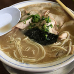 ラーメン げんこつ家 - チャーシューメンも海苔が隠れてました。
      息子に取られました。笑