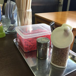 ラーメン げんこつ家 - 紅ショウガ、胡麻、コショウ