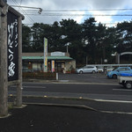ラーメン げんこつ家 - 道路脇の看板と対面のお店。
