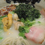 トッピングも多彩で、個性と工夫があって、特にアオサ海苔の香りの良さが秀逸。