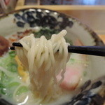 麺は中麺縮れ丸麺で、スープをしっかりと持ち上げる高いリフト力を誇る。