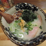 【砦】６８０円　個性的な器　そしてウマイじゃないッスか貝白湯！