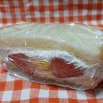 パン工場 - 料理写真:いちごのカスタードホイップサンド@\302円