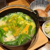 ひよこ家 - 韮〖ニラ〗雑炊(税込1,067円)、浅漬け白菜付
具材は韮&刻み椎茸&溶き玉子、餅【小】と麦入りご飯というシンプルな構成
個人的に感じたのは鶏ガラ出汁と魚介系出汁のブレンド？