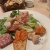 パリのワイン食堂 - ◇前菜◇
オードブルの盛り合わせ
(サーモンマリネ、生ハムサラダ、ラタトゥイユ、ウフマヨネーズ、ローストビーフなど)