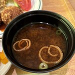 洋食屋牛銀 - 赤だし、香り最高。これ一口飲んで【うわ、こりゃレベル違うわ】って話になりました。