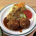 洋食屋牛銀 - 盛り付けの美しさは・・。でも
