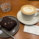 WOODBERRY COFFEE - 料理写真:カフェラテ、チョコレートブラウニー