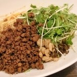 四川担担麺 阿吽 - 炸醤肉末と干し蝦の旨味が強調される！