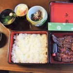 養老魚新 - うな重。最初からご飯にタレをかけずにお好みで量を調節できます。