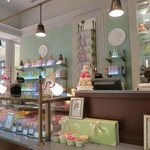 ラデュレ - 店内はマカロン売場が正面に