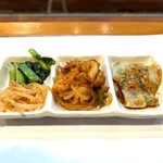 白釜飯 純豆腐火鍋 まん馬 - もやしと小松菜のナムル、チャプチェ、チヂミ