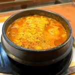 白釜飯 純豆腐火鍋 まん馬 - グツグツと煮えたぎるメインが登場‼️ 具材は海老、あさり、牛肉、トッポギ、純豆腐、ラーメン。