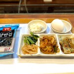 白釜飯 純豆腐火鍋 まん馬 - もやしと小松菜のナムル、チャプチェ、チヂミ、韓国海苔、ポテトサラダ、生卵が並びます。