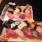 Kou sushi - 奥が上寿司、手前が並寿司