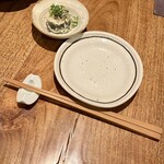 しおて - テーブルセッティング、お通しのそば寿司＠400円