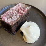 イキ エスプレッソ - GFダブルチョコレートラズベリーブラウニー　クリーム付