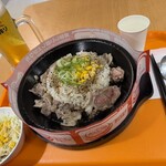 ペッパーランチ - ビーフペッパーライスのごはんMサイズ&肉の量は普通、彩りサラダ、生ビール