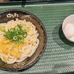 はなまるうどん - 料理写真:温玉ぶっかけうどん小490円に無料の葱や2種の天かすON