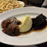 ワイン酒場 Bistro 2538 - 牛ホホ肉と牛タンの赤ワイン煮込み