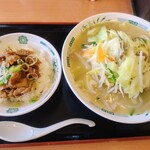 日高屋 - 料理写真:野菜たっぷりリタンメン麺少なめ焼鳥丼セット900円。
