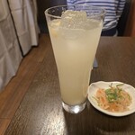 谷中銀座 写楽 - 生レモンサワーとお通しの切り干し大根