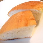 ビステッカ - <'15/02/07撮影>ハラミの炭火焼きと名物ラザニアのセット 1000円 のパン