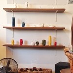 ニロ カフェ - 店内　反対側の壁棚もセンスのいい物の置き方をされています