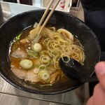 らーめん絆 - 塩ラーメンです。一般の塩ラーメンとは違いますね。