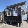 グレイヘアマンズバーガー - 店舗前には(普段は止まっていないであろう)キッチンカー