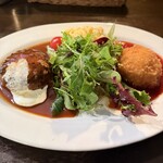 洋食とワインのお店 土筆苑 - デミは多くてもいいが、トマトソースは下に敷くと量が多くなる。でも見栄え的にシンメトリーにしたくなる。