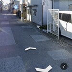 chez petit chat noir - 先に見えてる青信号が菜園場商店街。
車ならそっち向きにしか進めないけど猫さんならOK。