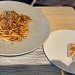 chez petit chat noir - パスタ（きのこのボロネーゼ） +パン 1,300円。