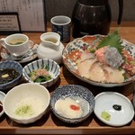 魚とおばんざい 泉士 - 小鉢、桜エビの茶碗蒸しなどなど色々な味が楽しめる御膳