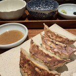 魚とおばんざい 泉士 - 追加した焼餃子、餡たっぶりのボリュームある餃子
