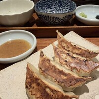 魚とおばんざい 泉士 - 追加した焼餃子、餡たっぶりのボリュームある餃子